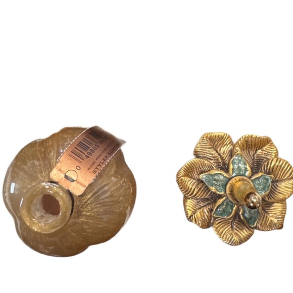 JAY STRONGWATER WINTER ROSE PERFUME BOTTLE IN ORIGINAL BOX!!
NWT
COLLECTORS ITEM - Picture 5 of 6